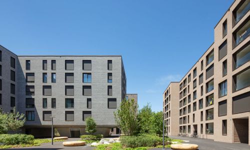 Sicht aus dem Innenhof auf die Fassaden des Weltpostparks