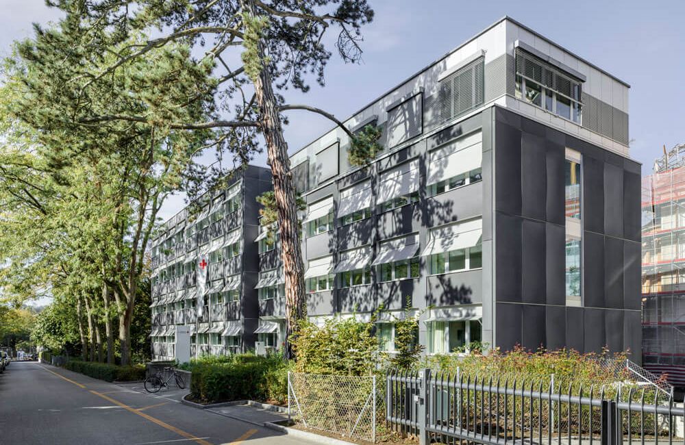 Strassenansicht auf Gebäude des Schweizerischen Roten Kreuz in Bern