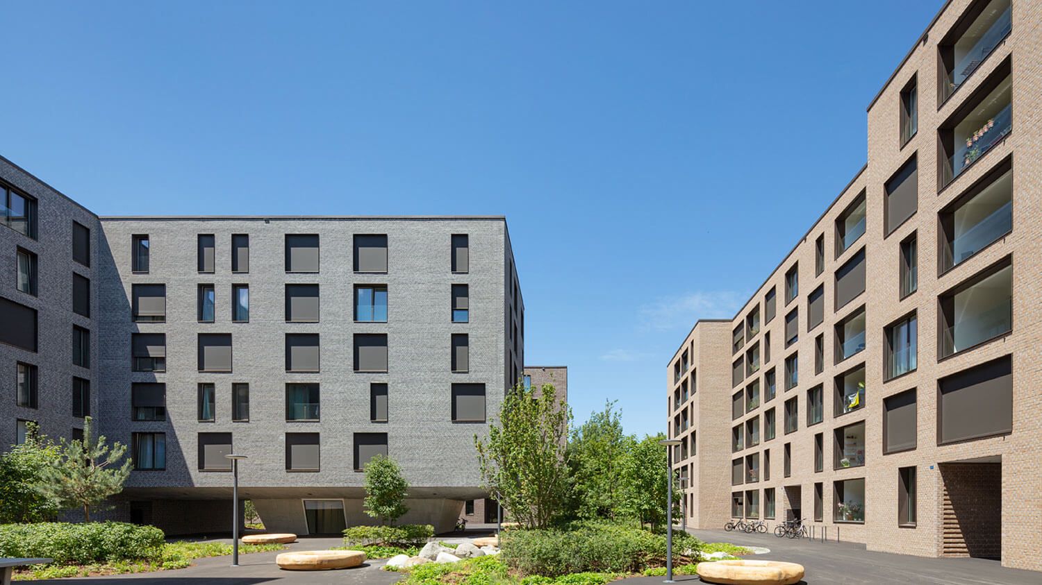 Prestigeprojekt Weltpostpark aus dem Innenhof im Sonnenschein