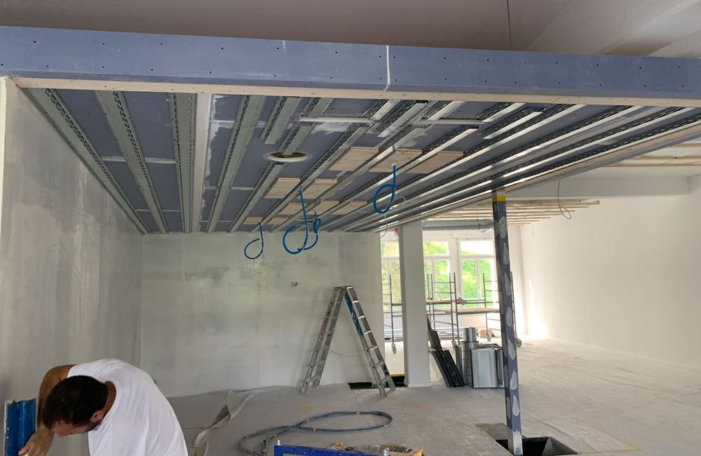 Mitarbeiter von R&R beim verputzen einer Wand